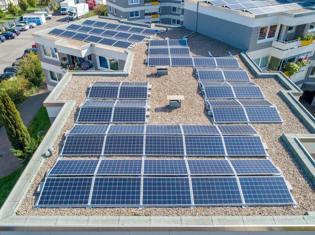 Photovoltaik für Unternehmen: NRW.Energy4Climate veröffentlicht Leitfaden